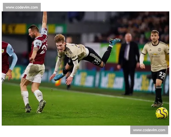 赛中实况全景呈现攻防转换关键瞬间深度解析战术博弈与球员表现